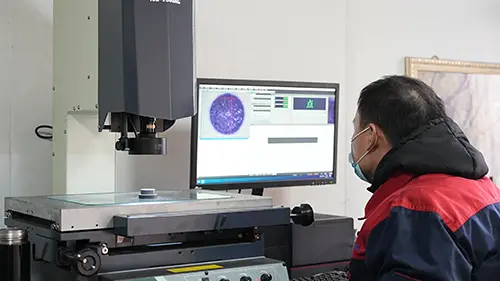 S ostrým videním a presným vedením pevne stanovujeme kvalitnú obrannú líniu pre formy.